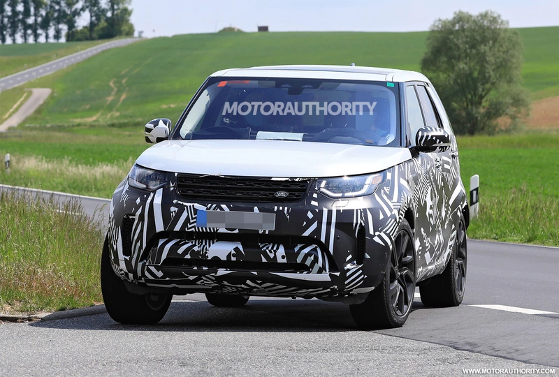 Spy shots of the 2021 Land Rover Discovery.