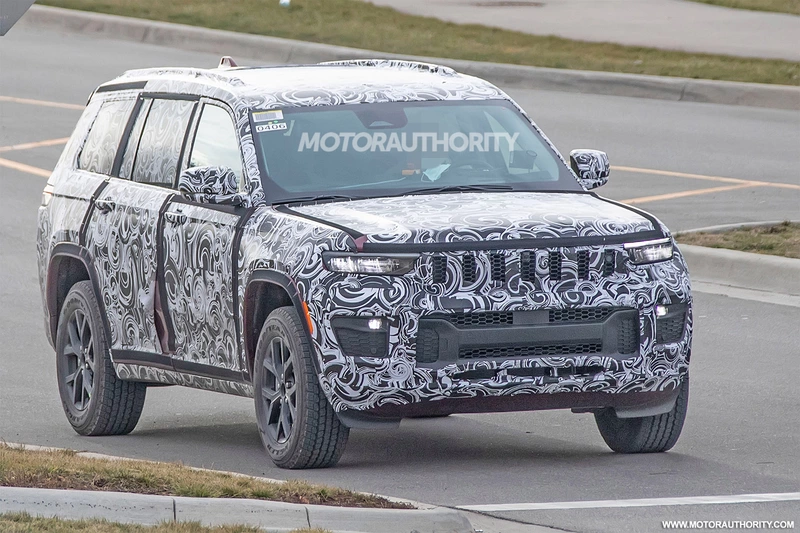 Spy shots of the 2022 Jeep Grand Cherokee.