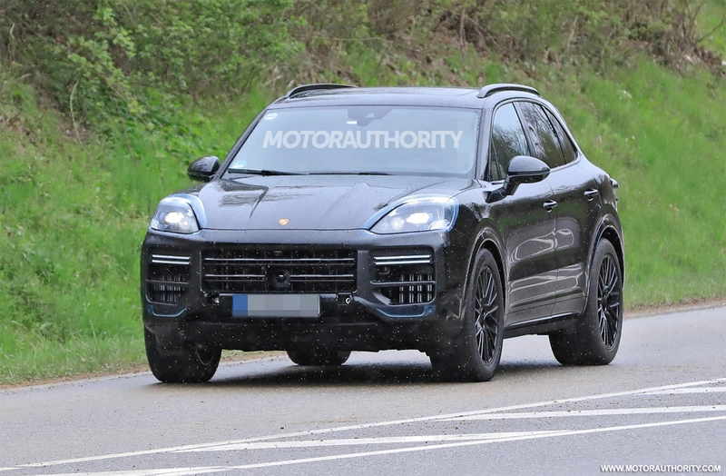 Spy shots of the 2023 Porsche Cayenne: hints of a major update to the performance crossover.