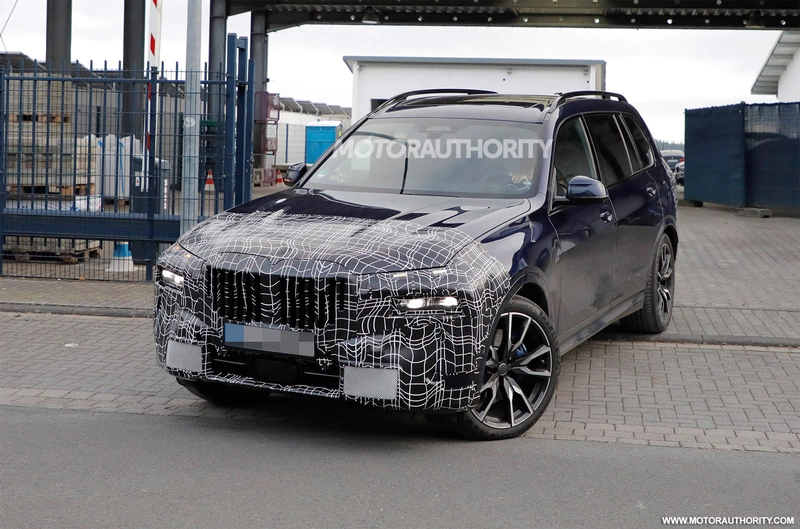 Spy shots of the 2023 BMW X7: a major design update for the big crossover