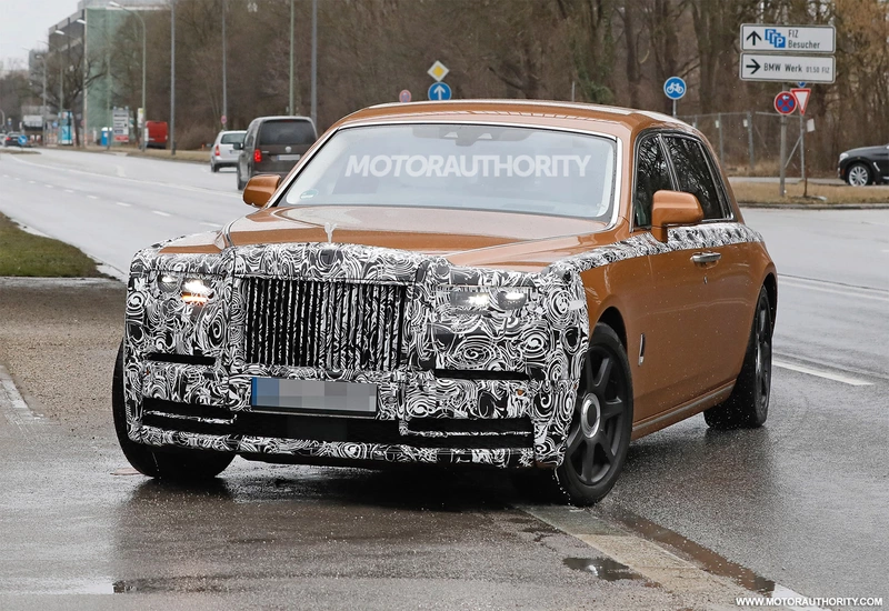 Spy shots of the 2023 Rolls-Royce Phantom: minor updates announced.