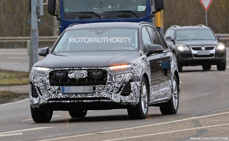 Spy shots of the 2024 Audi Q7.