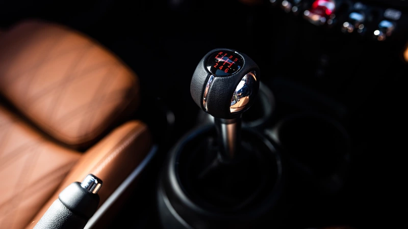 Mini adds a manual gearbox