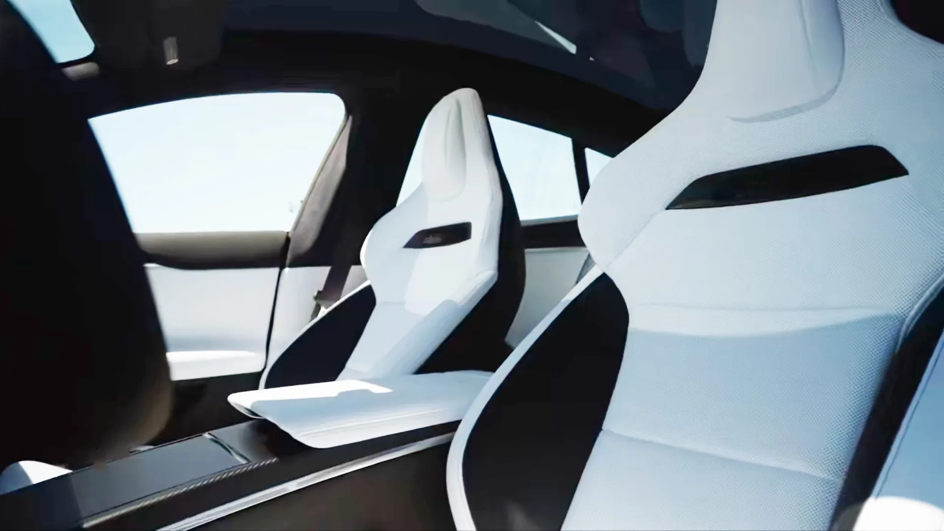 Tesla Model S Plaid finally sports seats