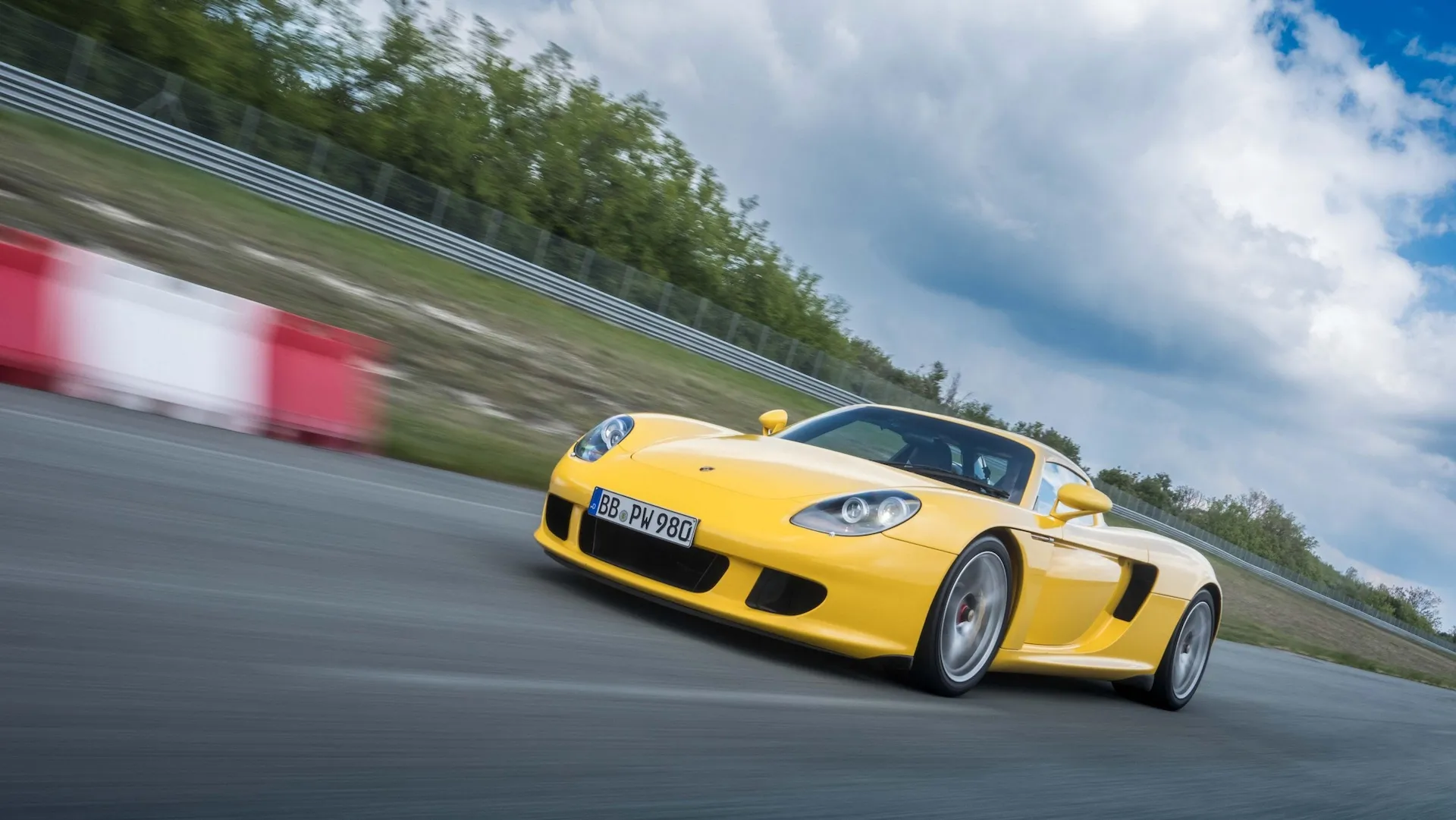 Porsche and Michelin Develop New Tire for Carrera GT